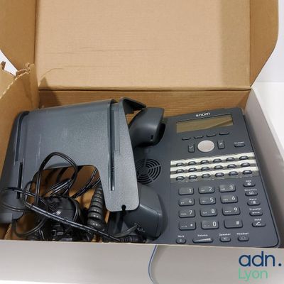 une boîte contenant un téléphone et d'autres appareils électroniques