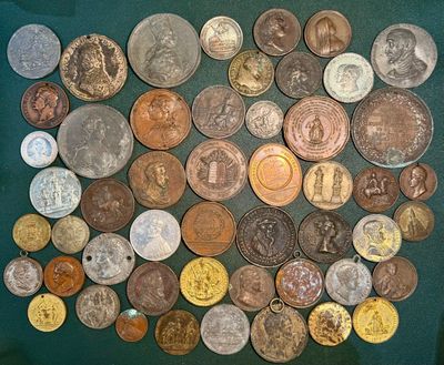 beaucoup de pièces qui sont sur la table