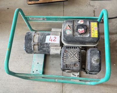 un petit chariot vert équipé d'un petit moteur
