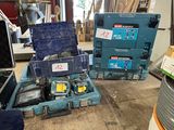 deux boîtes bleues contenant des outils, posées par terre