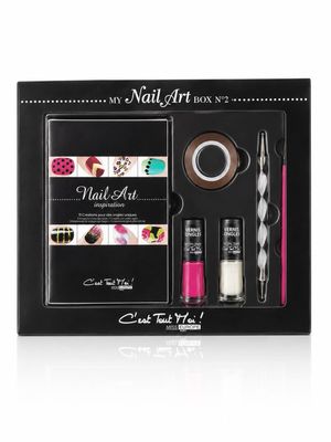 kit de manucure pour nail art comprenant un pinceau à ongles et du vernis à ongles