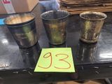 trois tasses posées sur une table, avec un autocollant jaune devant elles