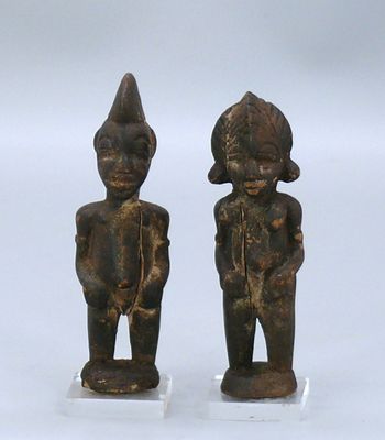 paire de figurines en bois représentant un homme et une femme, posées sur des socles en acrylique