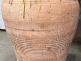 un grand vase marron posé par terre
