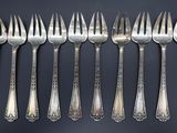 six fourchettes et six cuillères sont alignées en rang