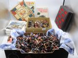 une boîte remplie de petites figurines et une boîte de livres