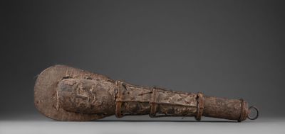 un gros plan d'un objet en bois posé sur une surface grise