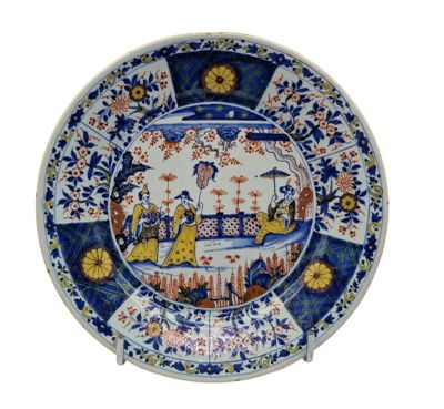 une assiette bleue et blanche avec une image de femme dessus