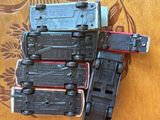 quatre petits trains jouets noirs et rouges posés sur une table