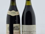 deux bouteilles de vin rouge posées l'une à côté de l'autre sur une table