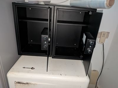une petite armoire surmontée de deux portes ouvertes