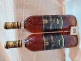 deux bouteilles de vin posées l'une à côté de l'autre sur une table