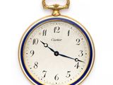 gros plan d'une montre de poche sur une surface blanche