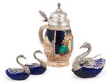 trois objets en verre argenté et bleu ornés de cygnes