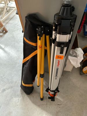 deux trépieds et un sac posé par terre