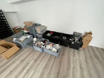 une pièce avec beaucoup de cartons et des cartons sur le sol