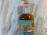 une bouteille de rhum posée sur une table
