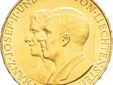 les deux hommes se font face sur une pièce d'or