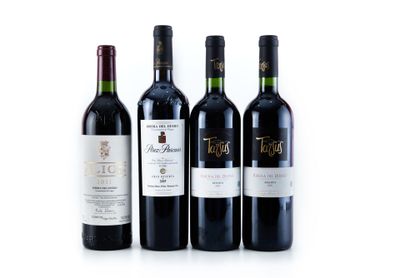 trois bouteilles de vin rouge sont alignées sur une surface blanche