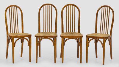 trois chaises en bois avec des assises en osier sont alignées sur un fond blanc