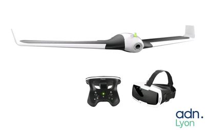 une image représentant un avion télécommandé et un casque de réalité virtuelle