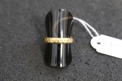 un anneau posé sur un objet noir