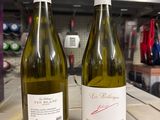 deux bouteilles de vin blanc posées sur une table