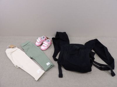 deux paires de chaussures, un sac à dos et un pantalon par terre