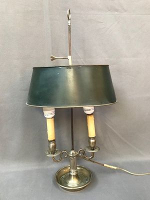 une paire de lampes de table en laiton avec des abat-jours verts sur fond blanc