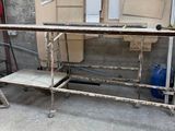 une table sur laquelle sont posés plusieurs cartons