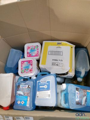 un carton rempli de produits d'entretien et d'autres articles