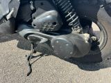 un gros plan d'une moto dont un pneu touche le sol