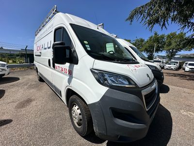 la camionnette blanche est garée dans un parking avec d'autres voitures