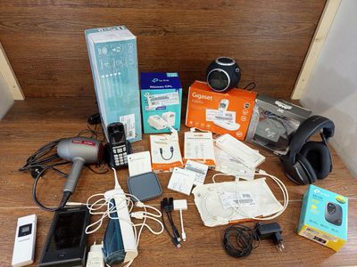 Lot de 24 articles comprenant des câbles Apple, 1 réveil, 1 téléphone  - Photo 1