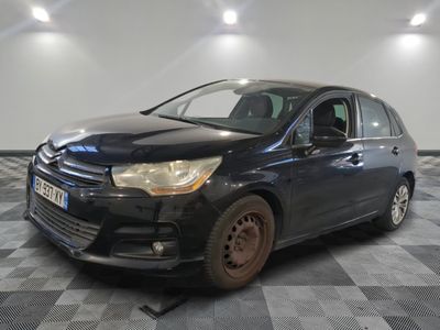 la photo d'une voiture noire garée dans un garage