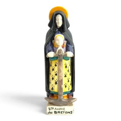 figurine d'une femme tenant un enfant dans ses bras