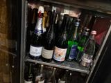 de nombreuses bouteilles de vin sur les étagères du réfrigérateur