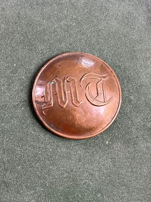 une vieille pièce de cuivre sur laquelle est inscrit le mot « dime »