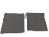 un pantalon gris sur fond blanc