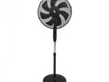 un ventilateur noir et blanc posé sur un pied métallique