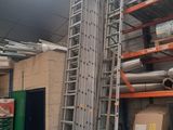 une pièce remplie d'une multitude de tuyaux et de flexibles de toutes sortes