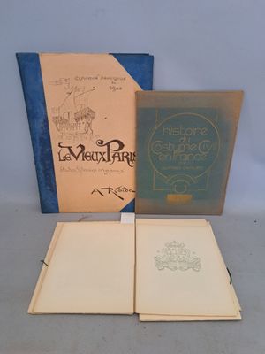 deux livres posés l'un à côté de l'autre sur une table