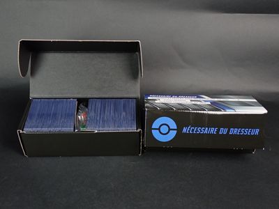 une boîte de cartes bleues posée sur une surface noire
