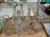 un plateau en bois sur lequel sont posés de nombreux objets en verre