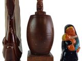 trois figurines assises l'une à côté de l'autre