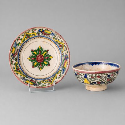 IRAN Bol et assiette en faïence à décor stylisé de feuilles,…