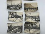 une vieille photo d'un tas de vieilles photos sur une table