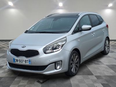 la voiture argentée est garée sur un sol en damier dans le garage