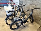 deux vélos garés l'un à côté de l'autre dans un garage