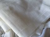 une pile de draps blancs sur un lit